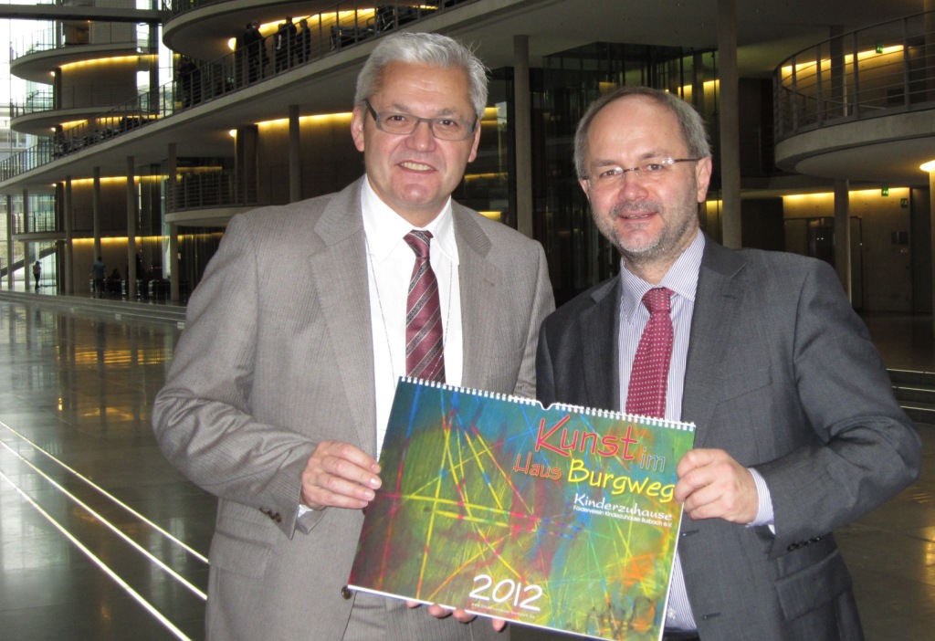 Kunstkalender des Kinderzuhause übergeben Kunstkalender des Kinderzuhause übergeben